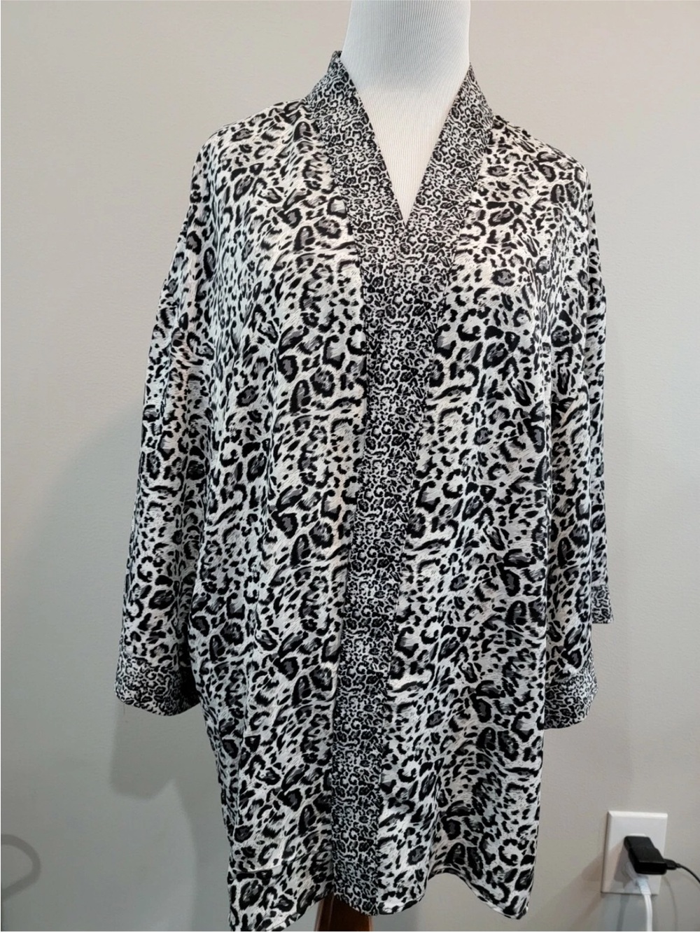 Roz & Ali Cheetah Print Kimono Top Size S/M    One size fits most.